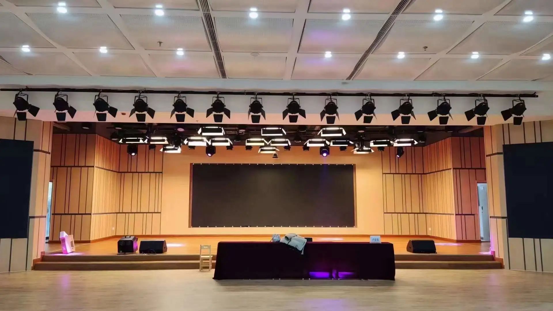 南宫NG28专业灯光音响扩声系统工程产品服务于某学校礼堂！